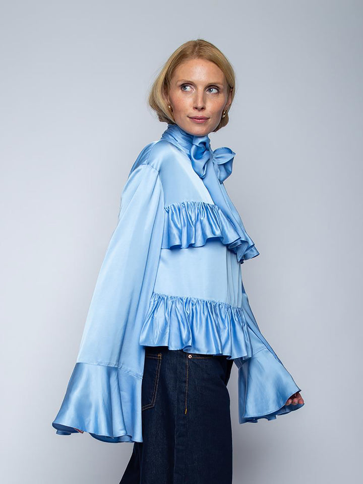 Schluppenbluse mit Volant und Rüschen Baby Blue