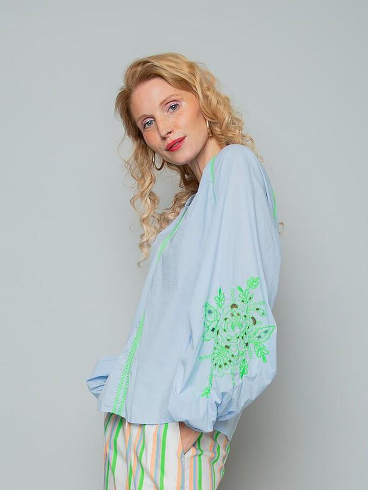 Shirtbluse mit Kontraststickerei