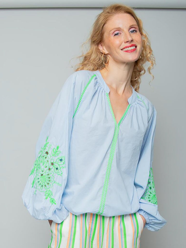 Shirtbluse mit Kontraststickerei