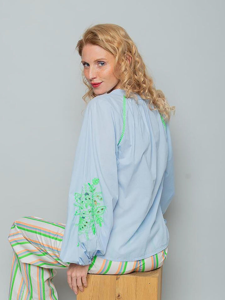 Shirtbluse mit Kontraststickerei