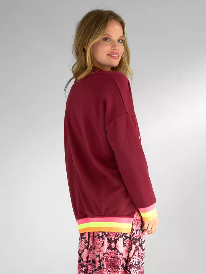 V-Neck Namaste Snake Bordeaux