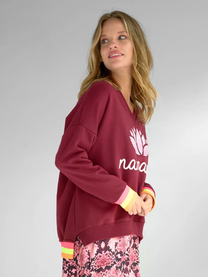 V-Neck Namaste Snake Bordeaux