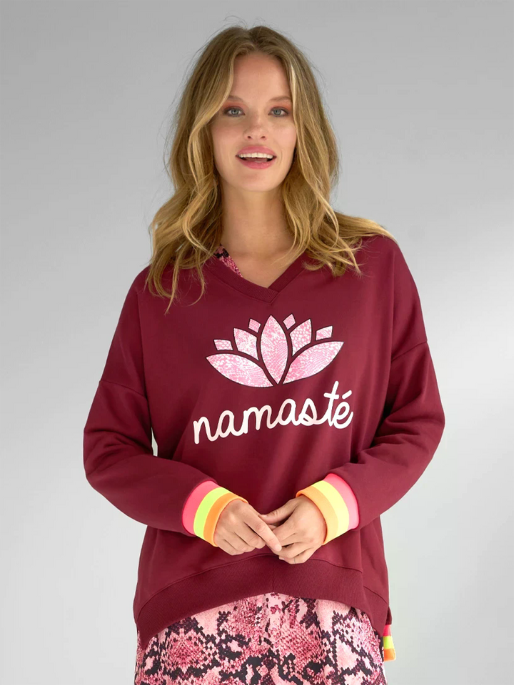 V-Neck Namaste Snake Bordeaux