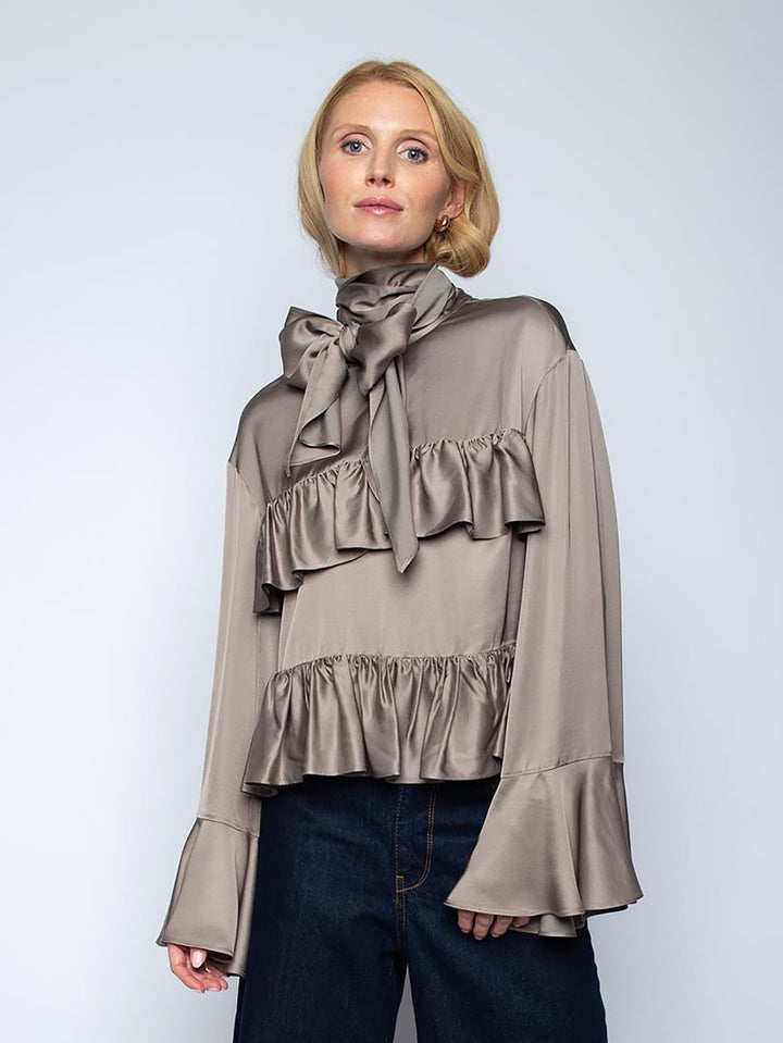 Schluppenbluse mit Volant und Rüschen Taupe